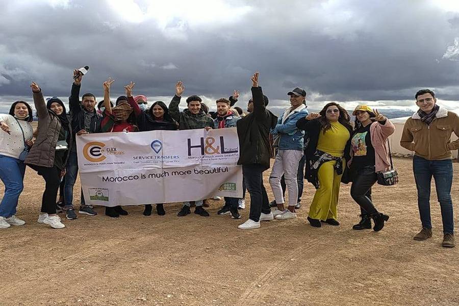 Passeggiata a dorso di cammello al tramonto nel deserto di Agafay e cena a Chouf L'Or a Marrakech