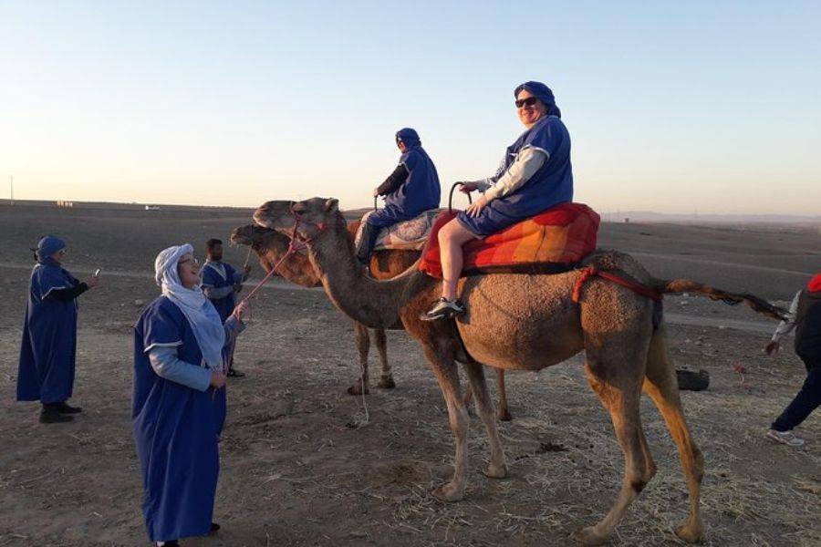 Passeggiata a dorso di cammello al tramonto nel deserto di Agafay e cena a Chouf L'Or a Marrakech