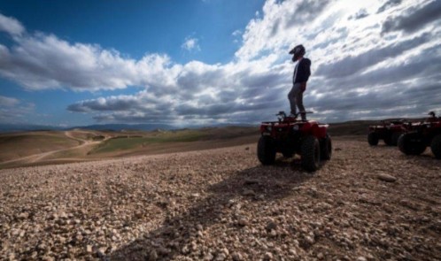 ATV nel deserto roccioso Agafay di Marrakech